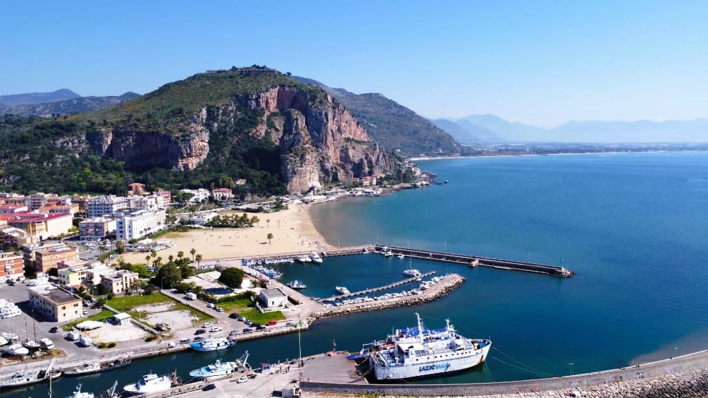 Porto & Isole Pontine — 1.5km (3 min in auto)